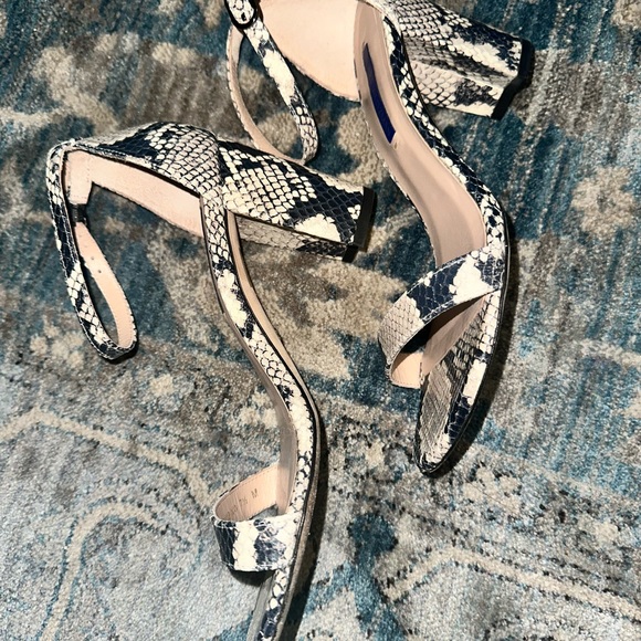 Stuart Weitzman Nearly Nude Sandles - Picture 4 of 14